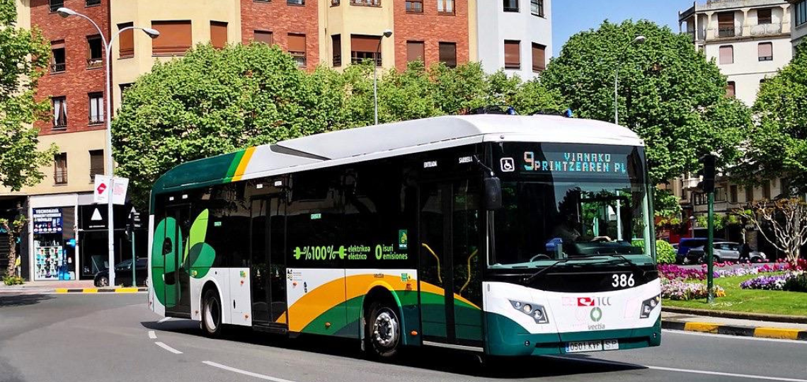 Imagen de una villavesa circulando por el centro de Pamplona