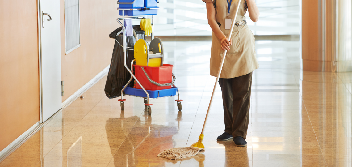 Imagen de una trabajadora de limpieza