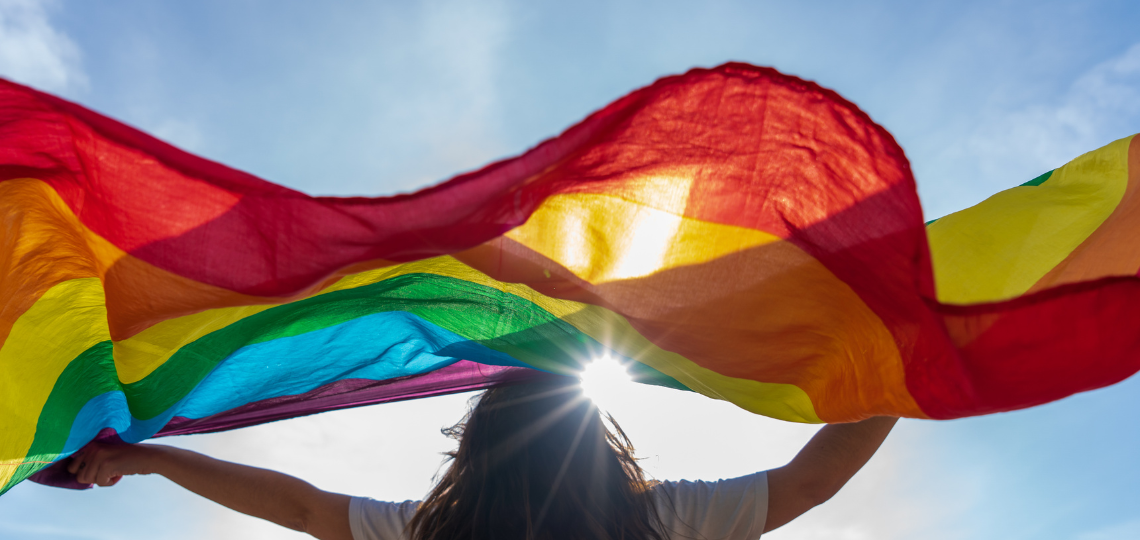 Imagen de una mujer con una bandera LGTBI