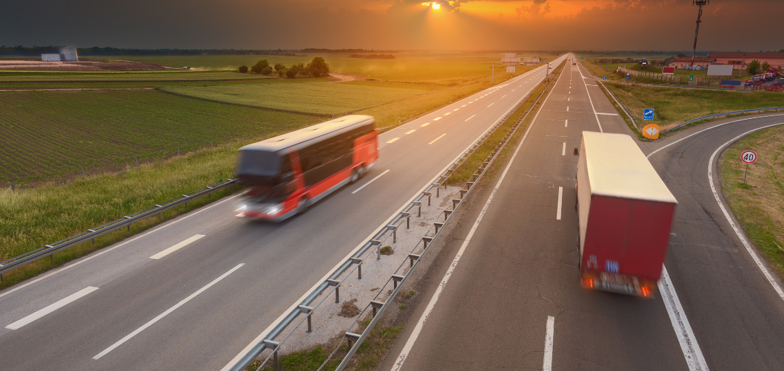 Imagen de dos vehículos de transporte por la carretera