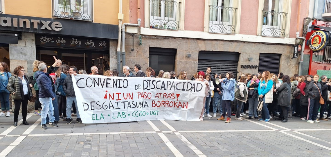 Concentración en Pamplona para pedir avances en la negociación del convenio de centros de discapacidad concertados con el Gobierno de Navarra