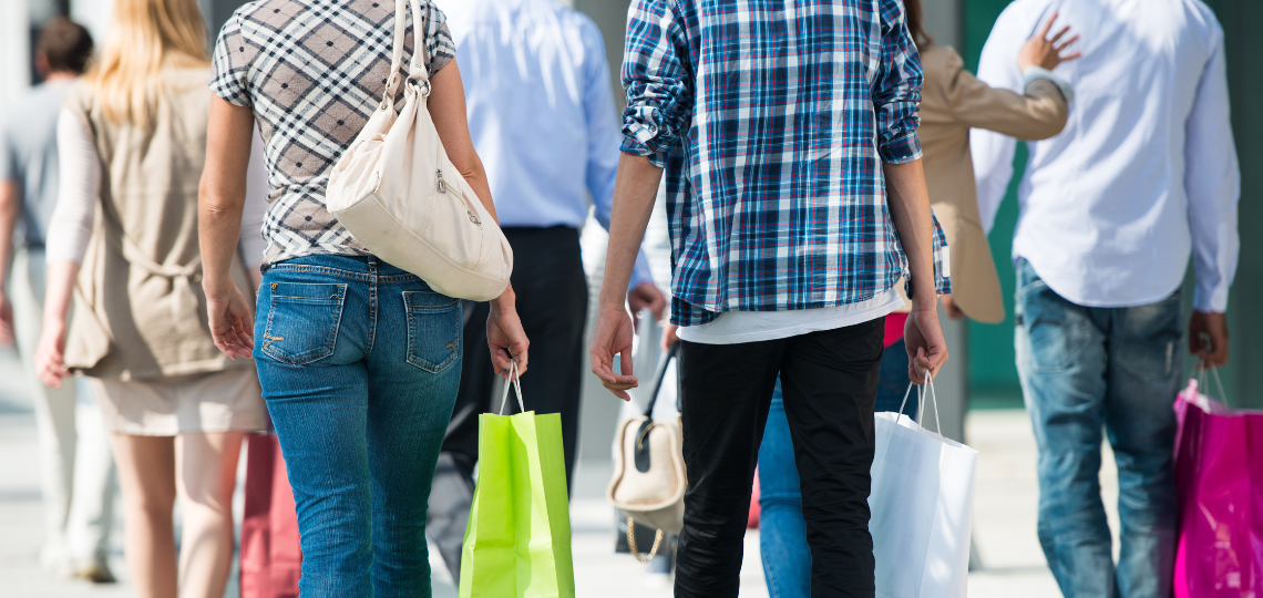 Imagen de varias personas paseando por la calle