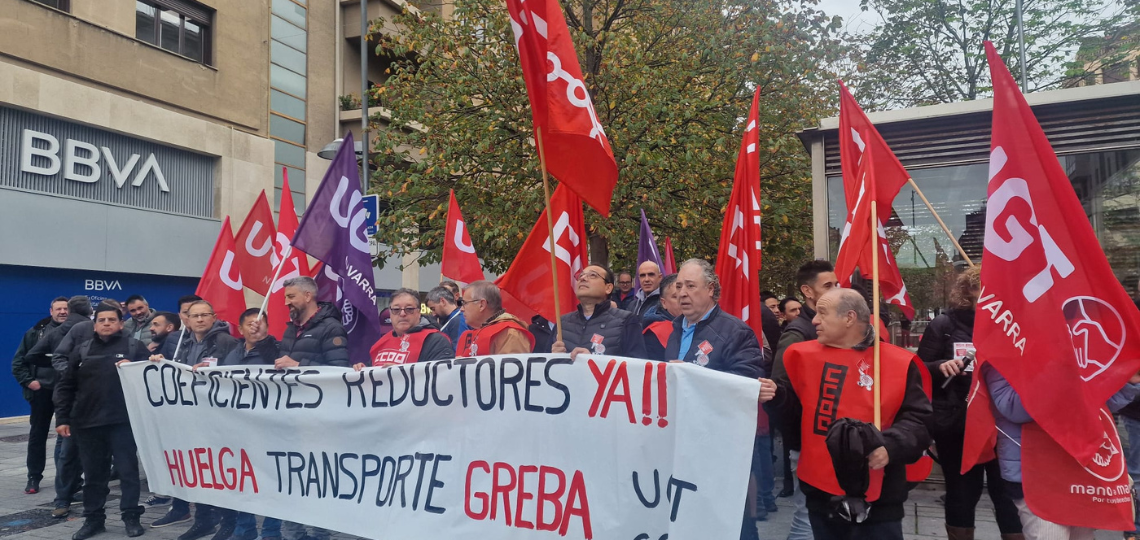 Concentración en Pamplona con motivo de la primera jornada de huelga prevista en el sector del transporte de viajeros por carretera