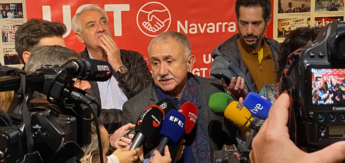 Pepe Álvarez atiende a los medios de comunicación en Pamplona