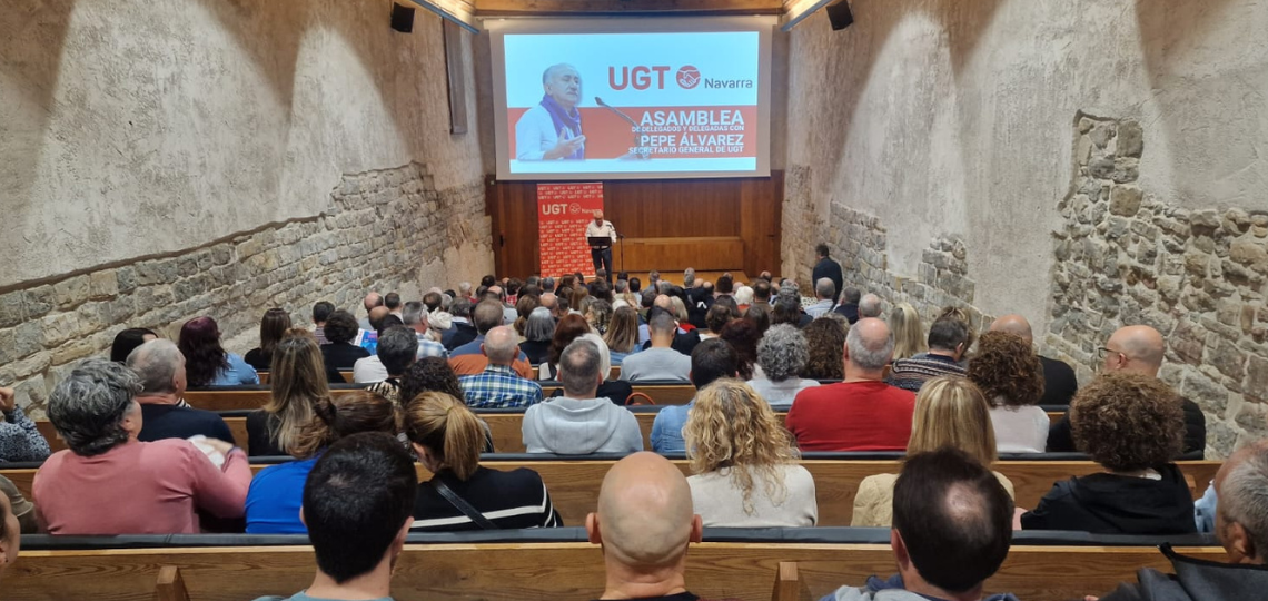 Jesús Santos interviniendo en la asamblea de delegados y delegadas de UGT en Pamplona