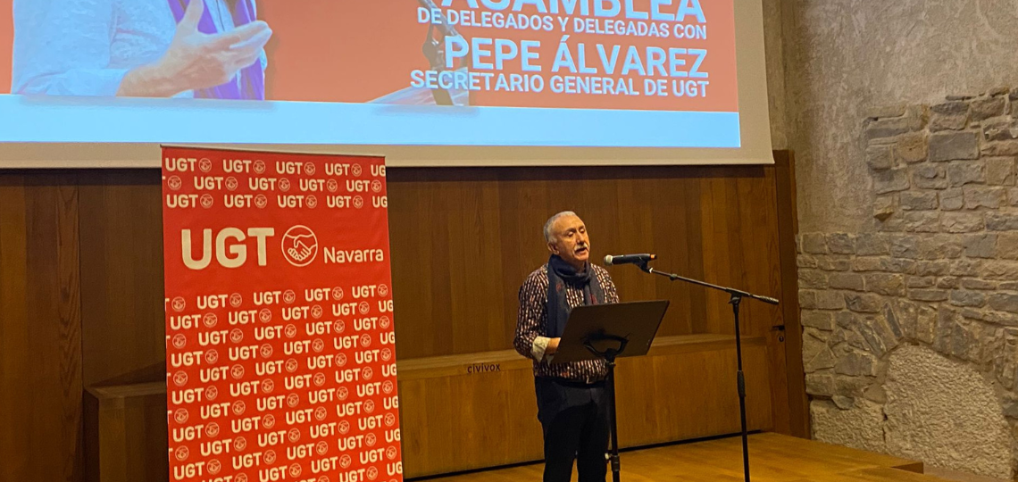 Pepe Álvarez interviniendo en una asamblea de delegados y delegadas de UGT en Pamplona