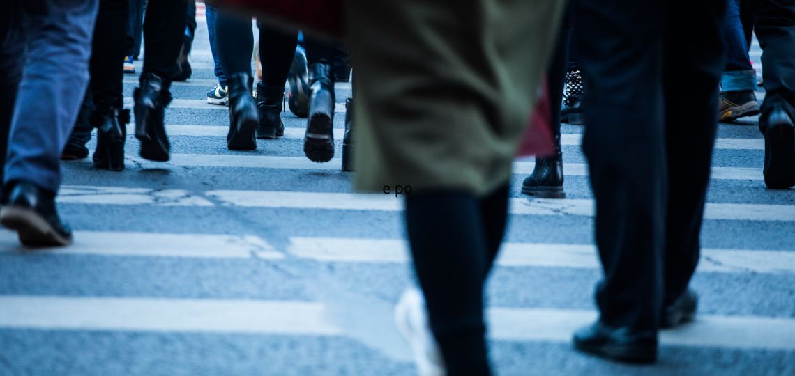 Imagen de personas caminando por la calle