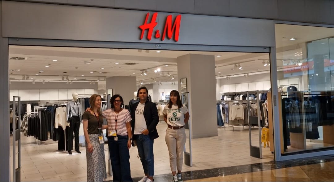 Personas trabajadoras de la tienda de H&M en el centro comercial de Itaroa